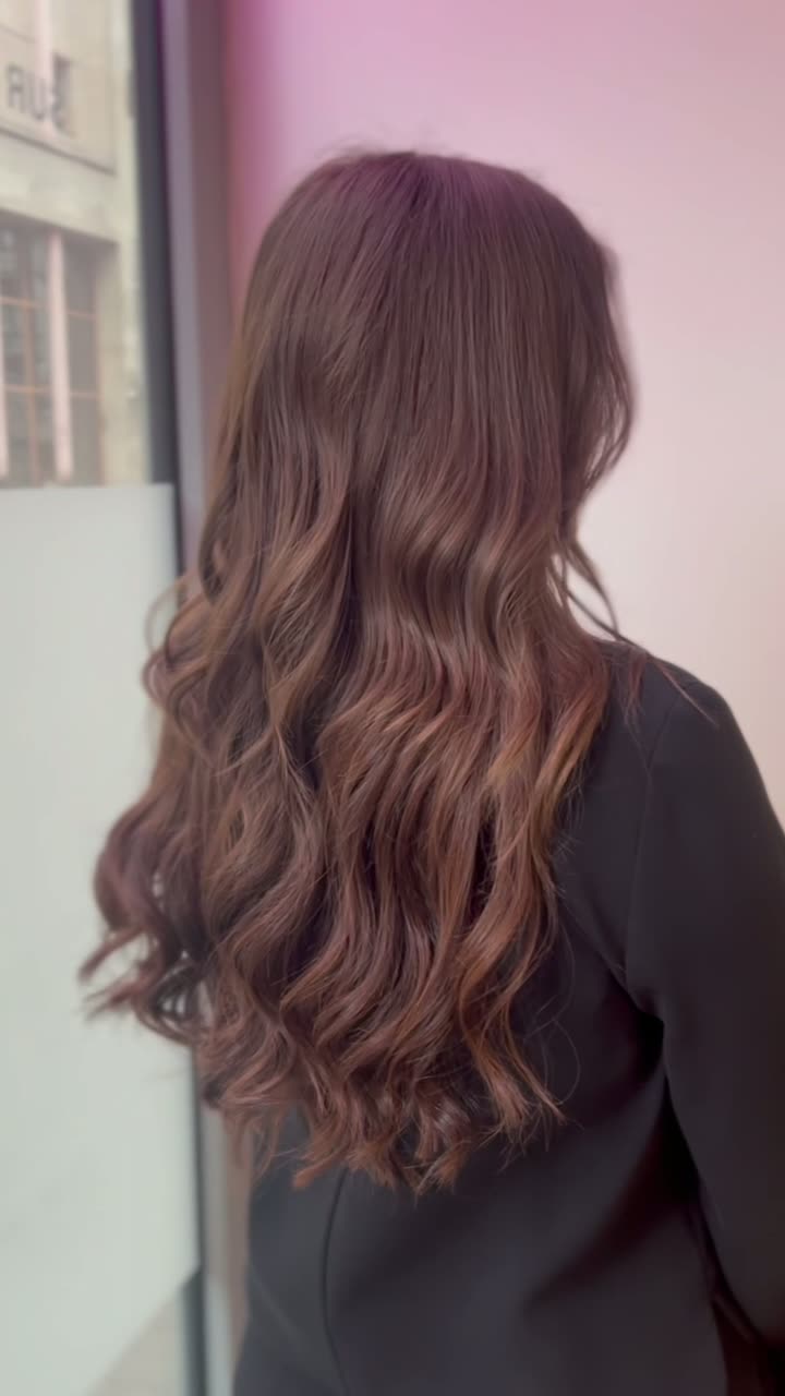 Result of a fitting on brown hair, soft waves